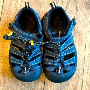 Toddler Keen waterproof shoes size 9